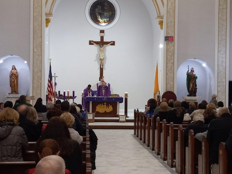 La iglesia de St. Roch ofrece una misa para celebrar la renovación