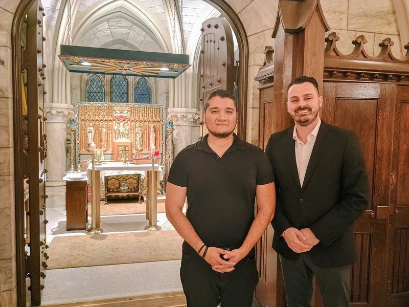 Fotógrafo voluntario dedica su tiempo y talento a ministerios para jóvenes adultos e hispanos