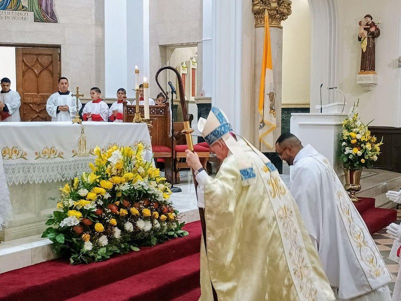 El obispo Edmund Whalen celebra la Misa patronal en Nuestra Señora de las Mercedes en el Bronx