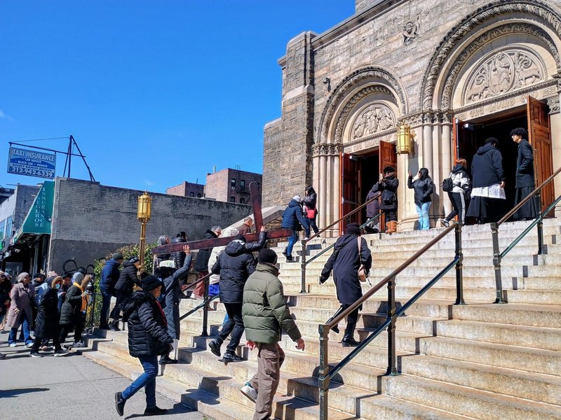 En Inwood, el arzobispo Hicks celebra la Misa de la víspera del Domingo de Ramos