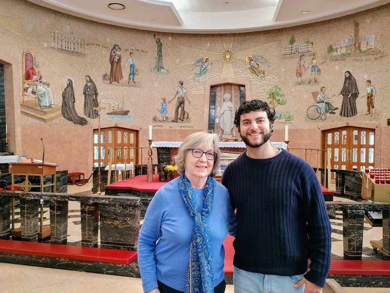 Cantante y guitarrista de Manhattan ofrece tiempo y talento para ayudar a jóvenes fieles