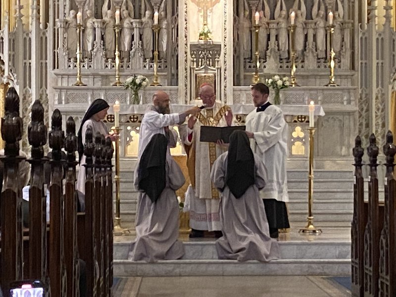 Two Franciscan Sisters of the Renewal Take Final Vows