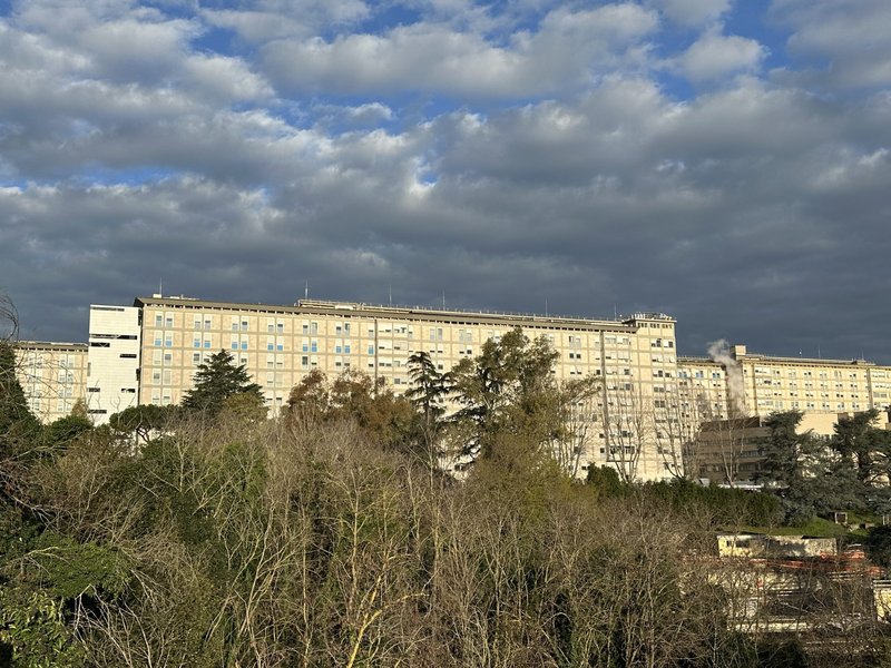 El Santo Padre sigue sin fiebre y continúa con la terapia prescrita