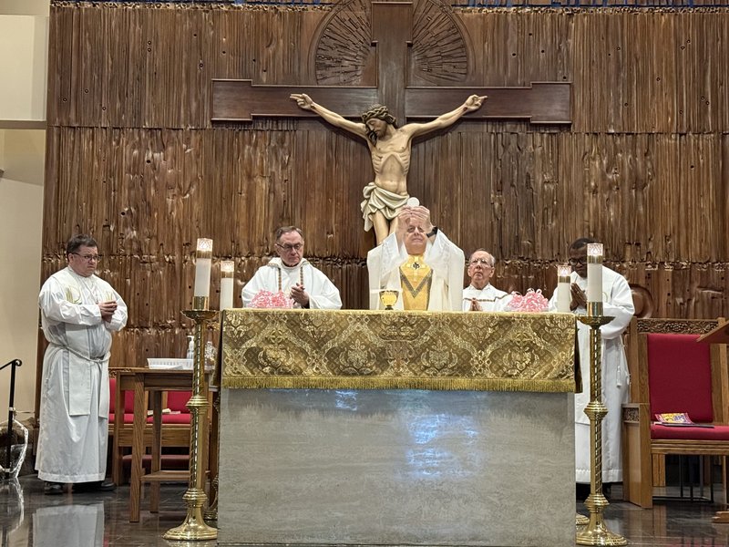 Archdiocese of New York Staff Gather for Final Mass at New York Catholic Center