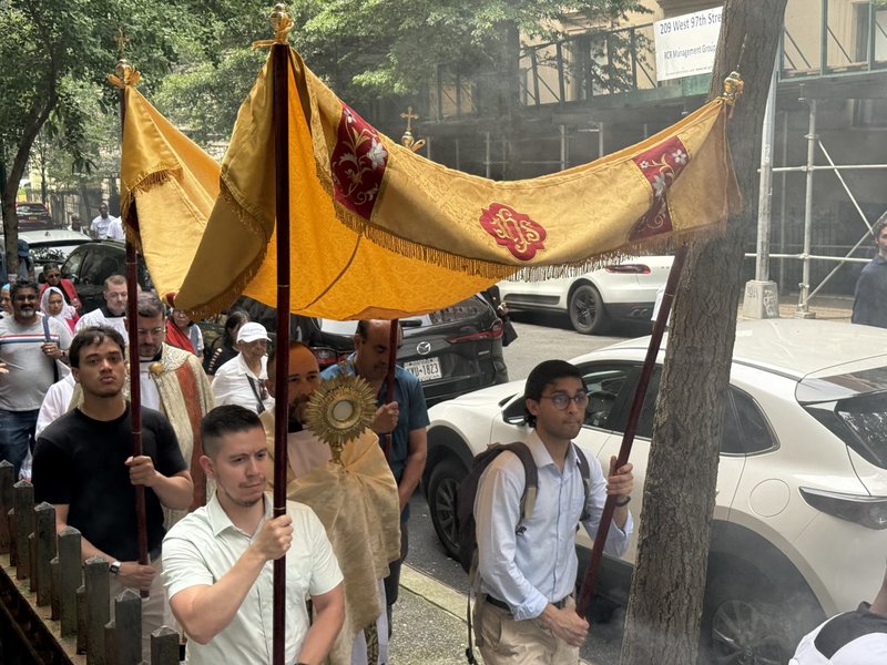 300 New Yorkers Brave Heat, Bear Witness to Faith for Corpus Christi Eucharistic Procession