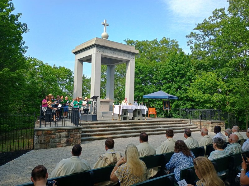El obispo Gerardo Colacicco celebra la misa de vigilia en honor a San Antonio de Padua