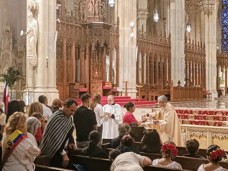 Más de mil fieles se reúnen para la Misa de la Hispanidad en la Catedral de San Patricio
