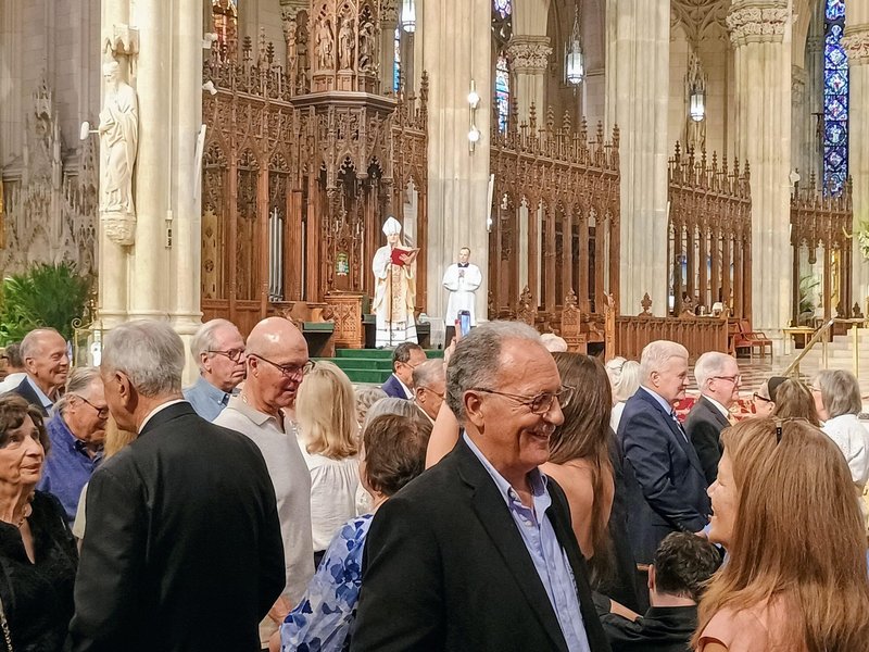 El arzobispo Ronald Hicks celebra la Misa de bodas de oro en la Catedral de San Patricio