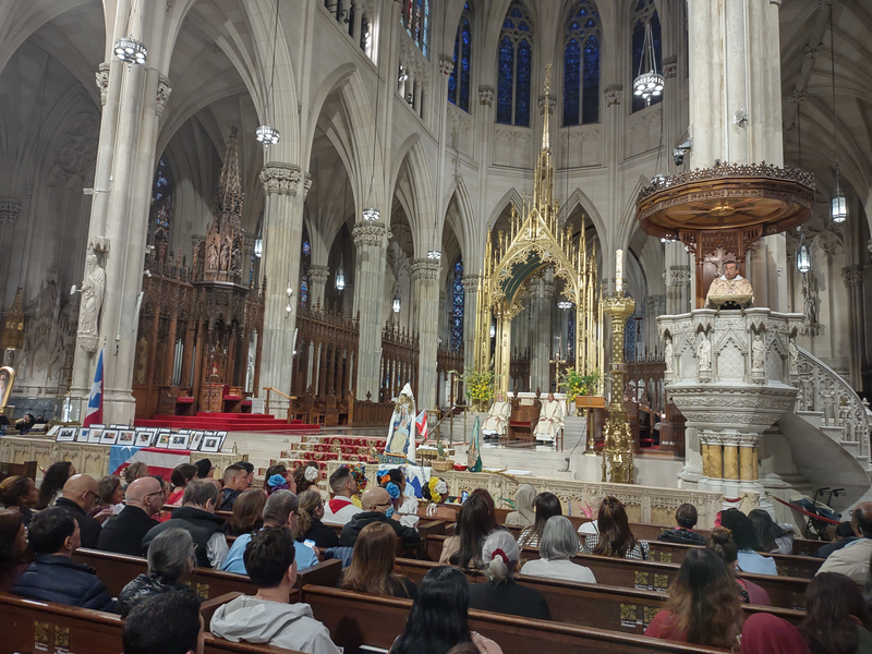 Padre Eric Cruz celebra la misa del Día de la Cultura Puertorriqueña en la Catedral de San Patricio