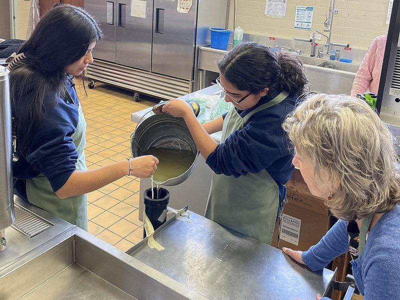 Crear el cirio pascual de la parroquia ayuda a estudiantes de octavo año a sentirse 'más cerca de Dios'​