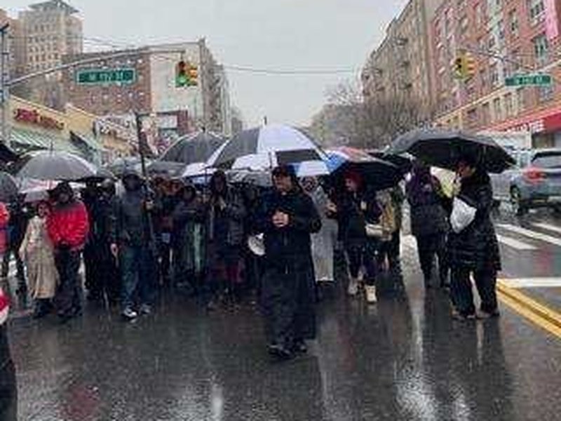 Estaciones de la Cruz en Washington Heights: En La Lluvia, Llena de Fe​