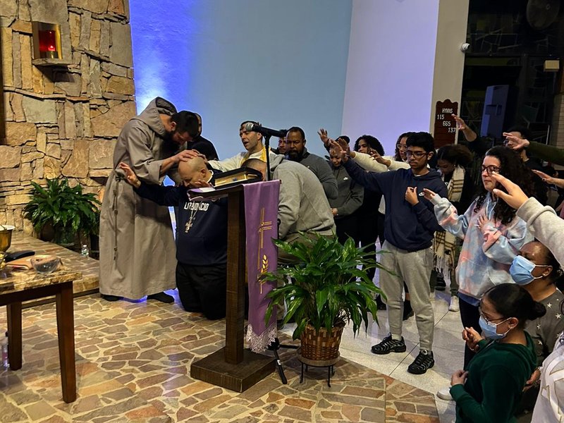 Muchos atraídos a reunión de alabanza y adoración de Cuaresma en el Bronx