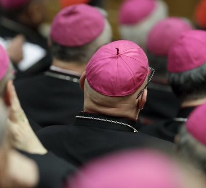 Italian bishops decree moral obligation to report abuse to police ...