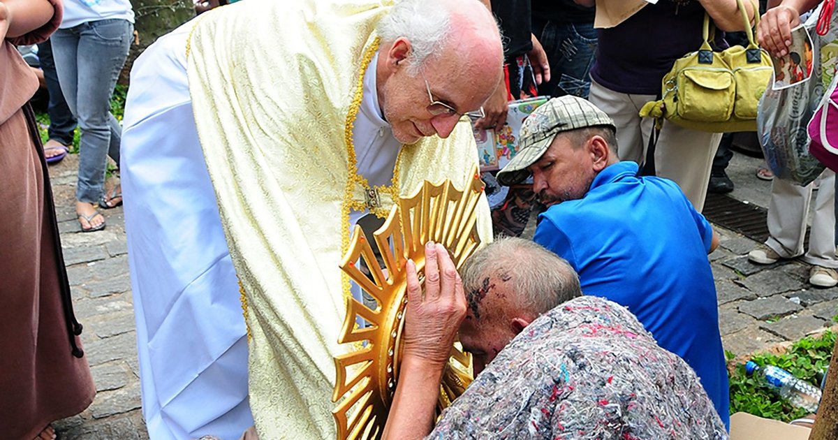 Pope calls Brazilian priest, thanks him for work with homeless ...