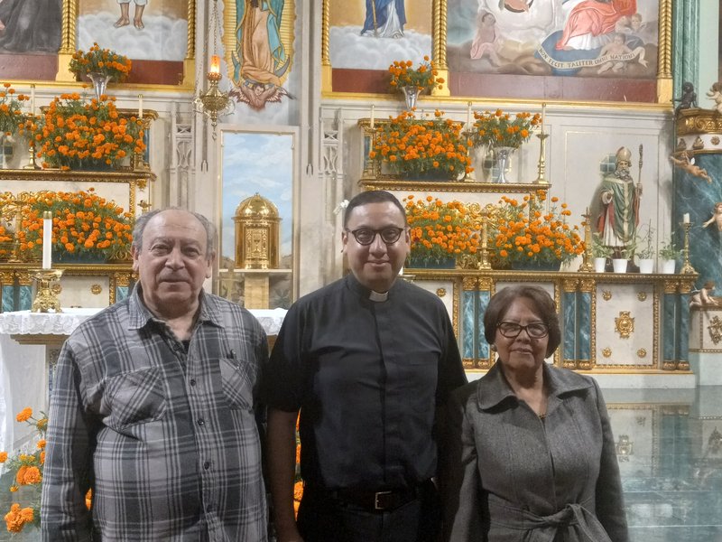 Voluntarios de mucho tiempo se sienten honrados para preparar las reuniones de Nuestra Señora de Guadalupe