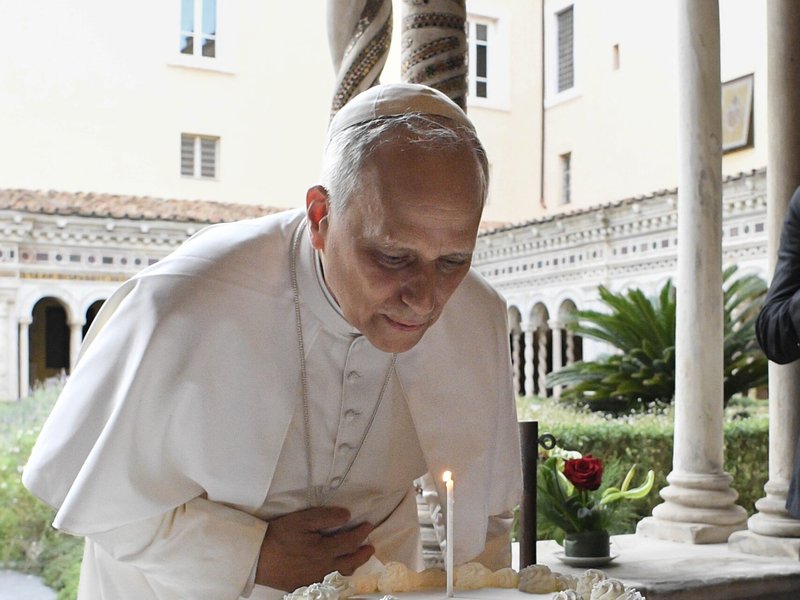 Miles de peregrinos celebraron el cumpleaños del papa León en la Plaza San Pedro