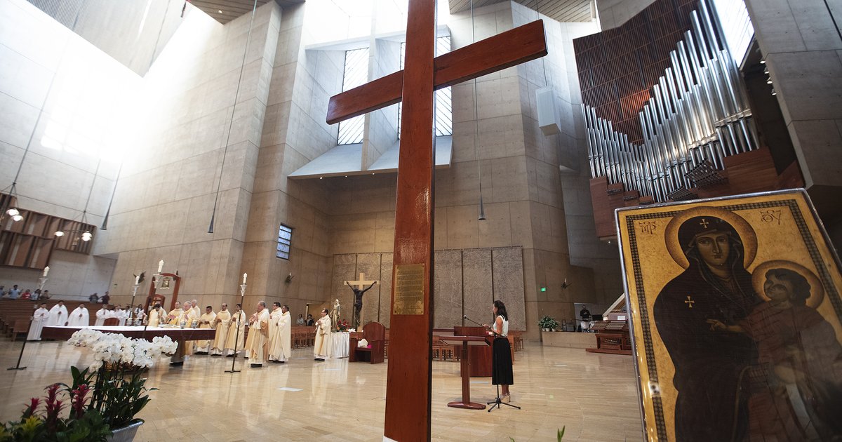 PHOTOS: World Youth Day Cross and Marian Icon come to ADLA | Angelus News