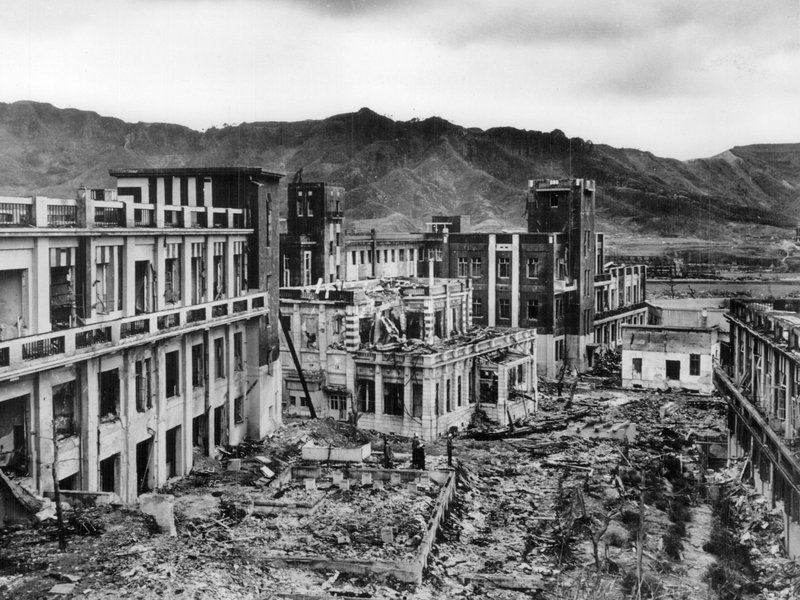 El papa llama al desarme nuclear y a un compromiso real para lograr la paz