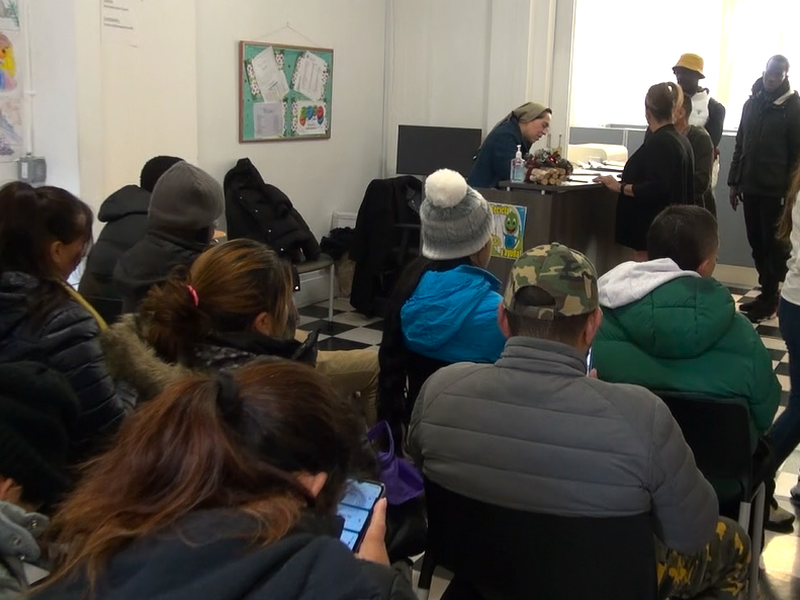 Caridades Católicas ofrece servicios gratuitos a solicitantes de asilo | Catholic Charities offers free services to asylum seekers