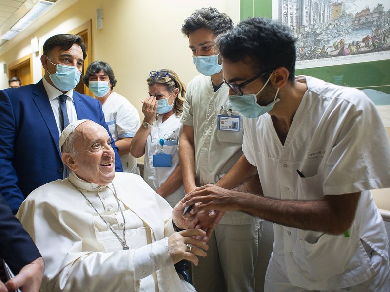 El Papa está hospitalizado por una infección respiratoria, dijo el Vaticano