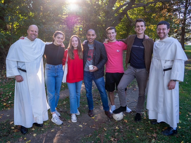 Estudiantes Universitarios Encuentran la Fe y Vuelven a Comprometerse con su Religión