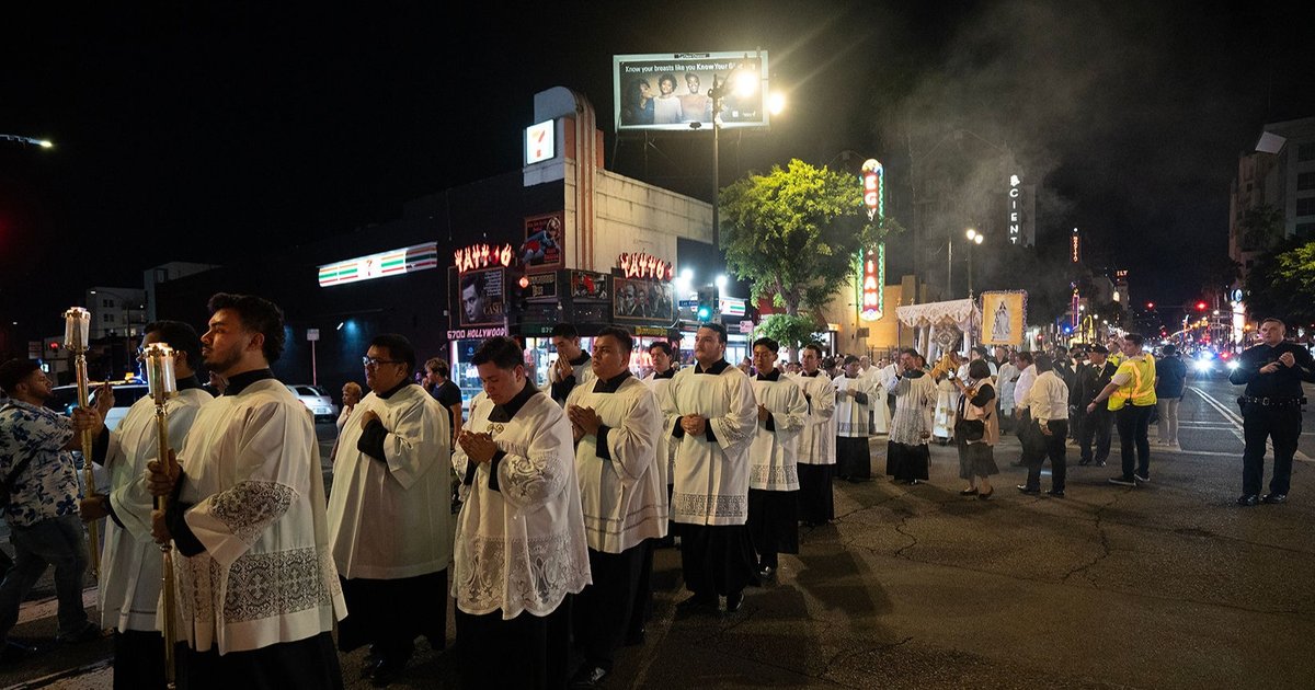 Archbishop Gomez leads Hollywood Eucharistic Procession | Angelus News