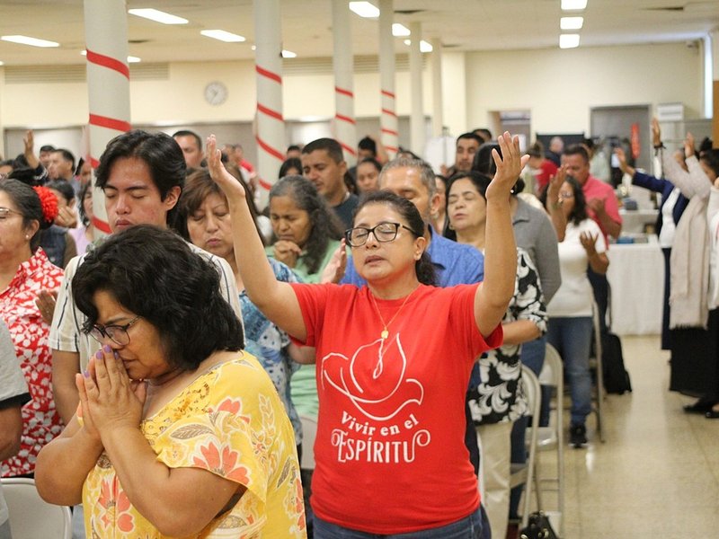 Deja que los demás vean a Cristo en ti, dice líder carismática a católicos en Nueva Jersey
