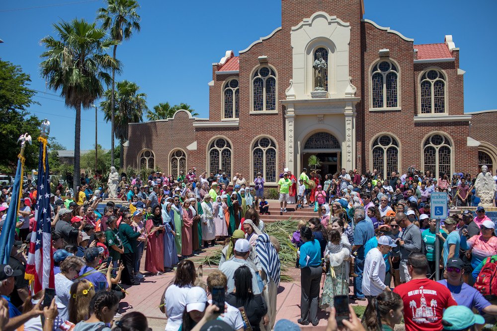 Procession shows support for Texas chapel at center of border wall plan ...
