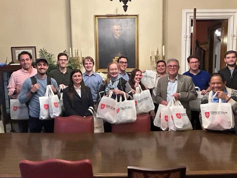 La Noche de Alcance para Personas Sin Hogar Proporciona Comida Aliento y Presencia