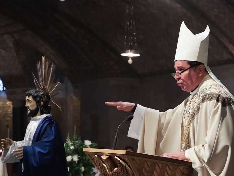 Obispo salvadoreño insta a una 'transfiguración' personal durante la celebración del Divino Salvador del Mundo