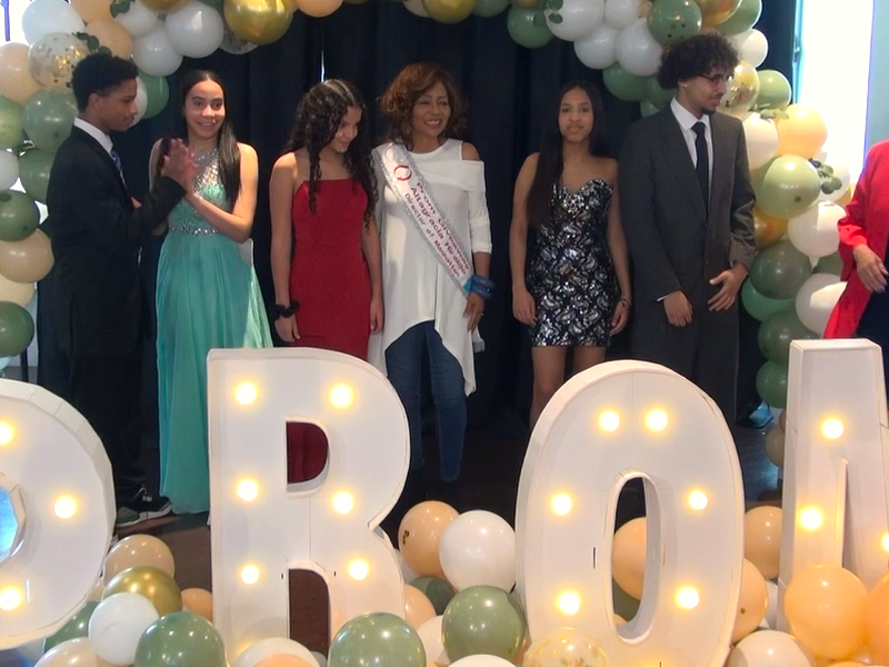 Más de 150 estudiantes obtuvieron trajes gratuitos para su fiesta de graduación | More Than 150 Students Received Free Outfits for Their Graduation Party