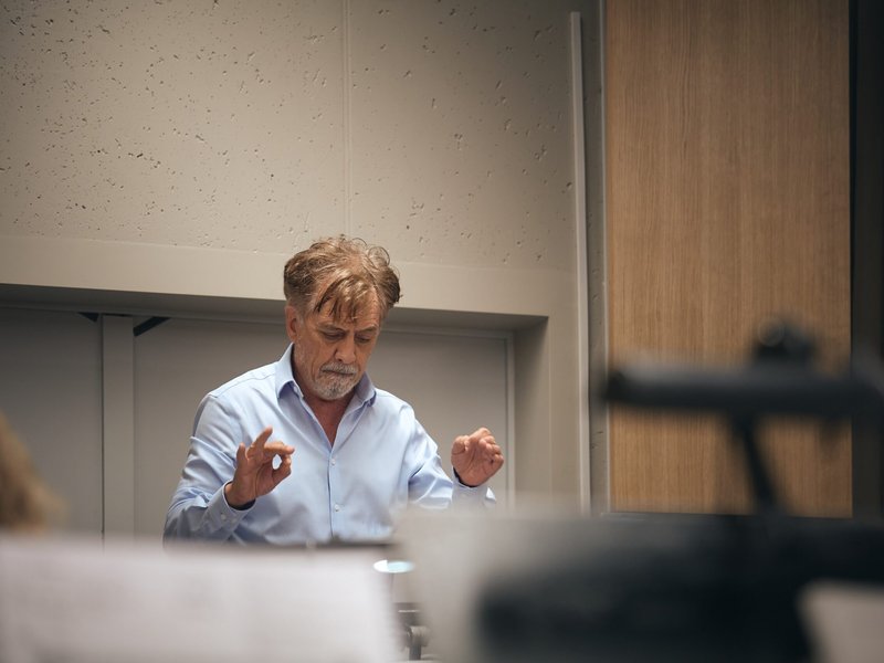 El maestro Dante Anzolini dirigirá 'Journey of Faith: A Musical Tribute to Mother Teresa' | Maestro Dante Anzolini to Conduct 'Journey of Faith: A Musical Tribute to Mother Teresa'