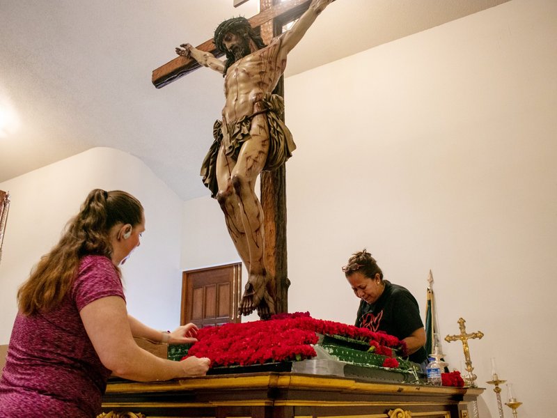 En una parroquia de Miami, el Cristo de la Misericordia muestra el calvario de Jesús