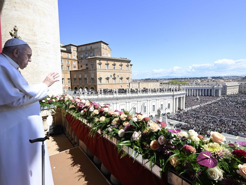 Pope Prays that Easter Joy Would Break through Gloom of Sin, War, Strife