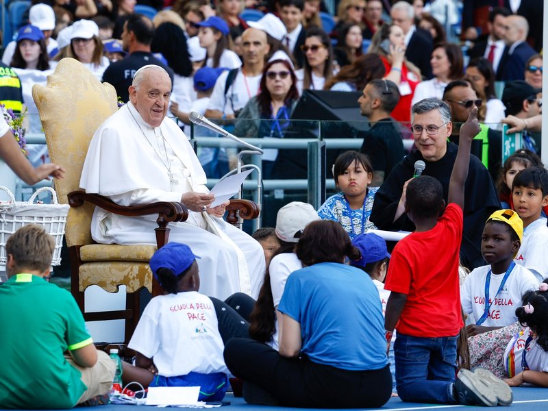 Joining Teens, Young Adults, Pope Talks about Search for Meaning