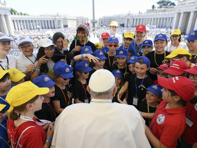 Kids Get Life Lessons from Pope, Italian Comic on World Children's Day