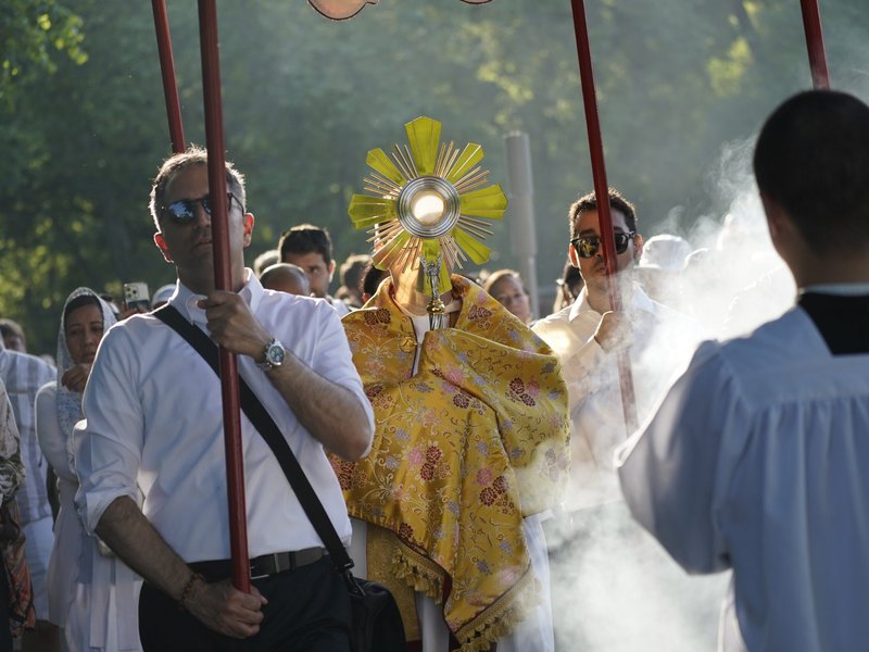 Nuevo estudio dice que el 69% de los asistentes a Misa creen en la Presencia Real