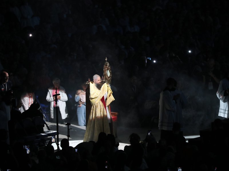Congress Holds Special Revival Night of Eucharistic Adoration for Healing Hearts