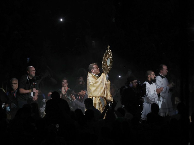 La última noche de avivamiento renueva a miles en el Congreso Eucarístico para estar ‘vivos otra vez’ en Cristo