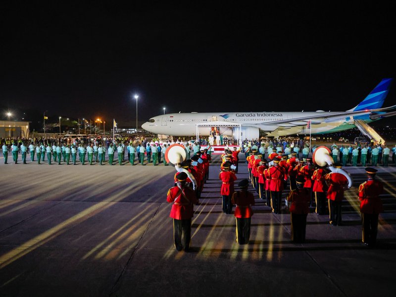 Pope Receives Warm Nighttime Welcome to Papua New Guinea