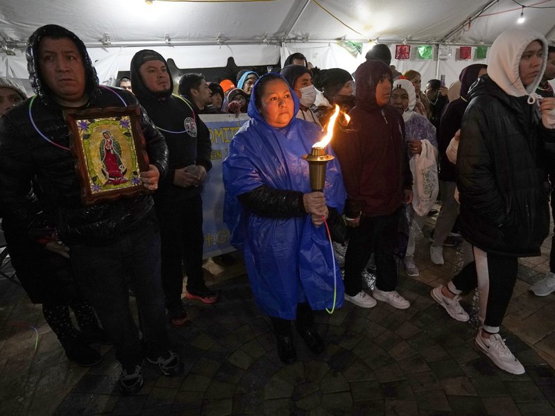La peregrinación de Nuestra Señora de Guadalupe lleva a María con una llama viva de México a Nueva York