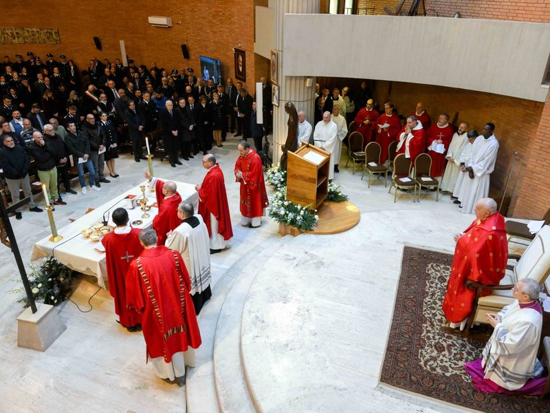 No pierdan la esperanza, dice el Papa al abrir la Puerta Santa en una cárcel de Roma