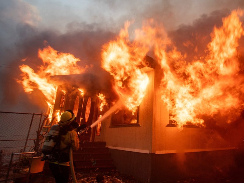 Incendios en Los Ángeles: Un incendio en Pacific Palisades destruye la iglesia del Corpus Christi y causa daños a una escuela