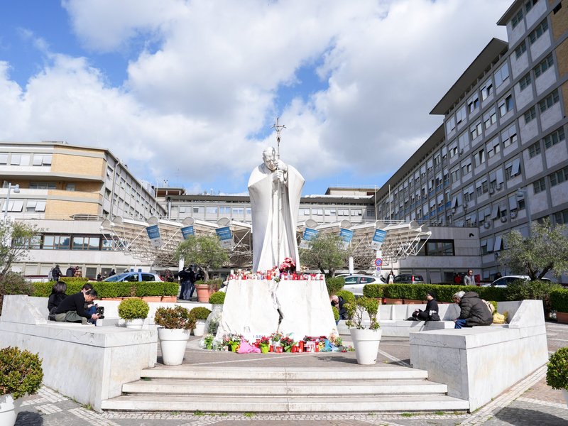 El Papa en el hospital: la terapia continúa, se realizan nuevos análisis