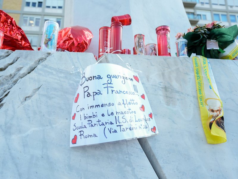 Francisco en el hospital: continúa la terapia prescrita, incluida la fisioterapia respiratoria