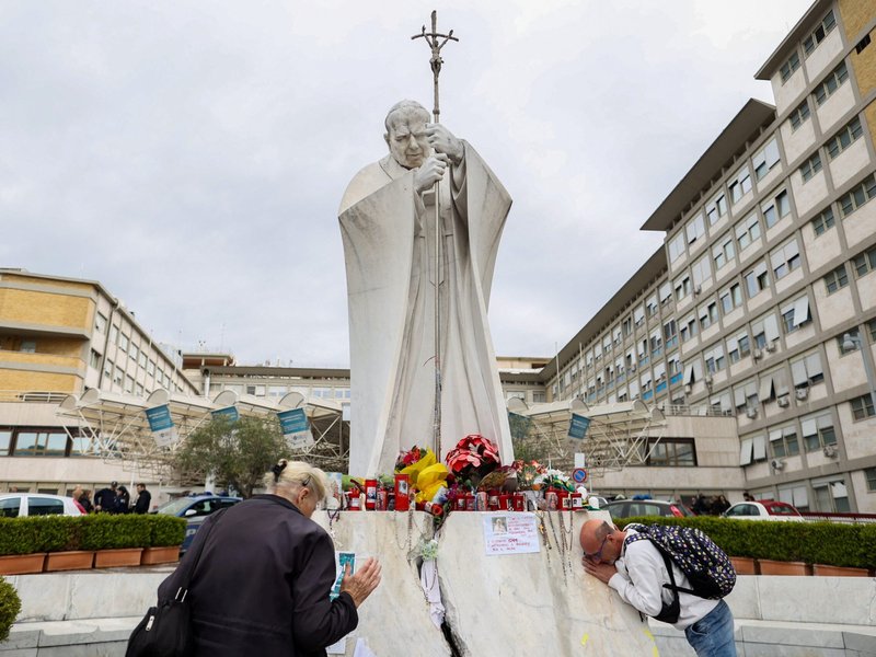 Pope Celebrates Anniversary of Election with Cake