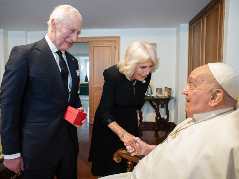 La pareja real británica se reúne con el Papa Francisco en el Vaticano