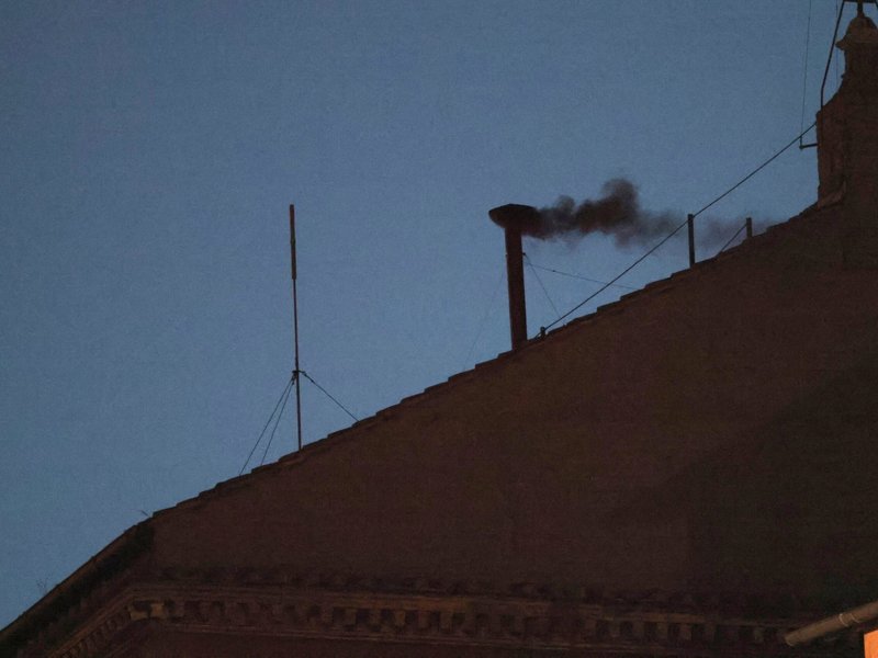 Cónclave: La primera votación no logra elegir a un nuevo Papa