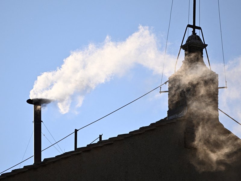 Noticia de última hora: sale humo blanco de la chimenea de la Capilla Sixtina, señal de la elección del nuevo papa