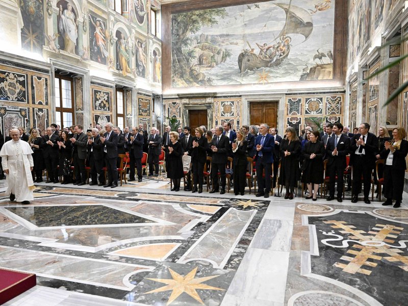 El Papa pide mayor vigilancia sobre el acceso de los niños a la inteligencia artificial